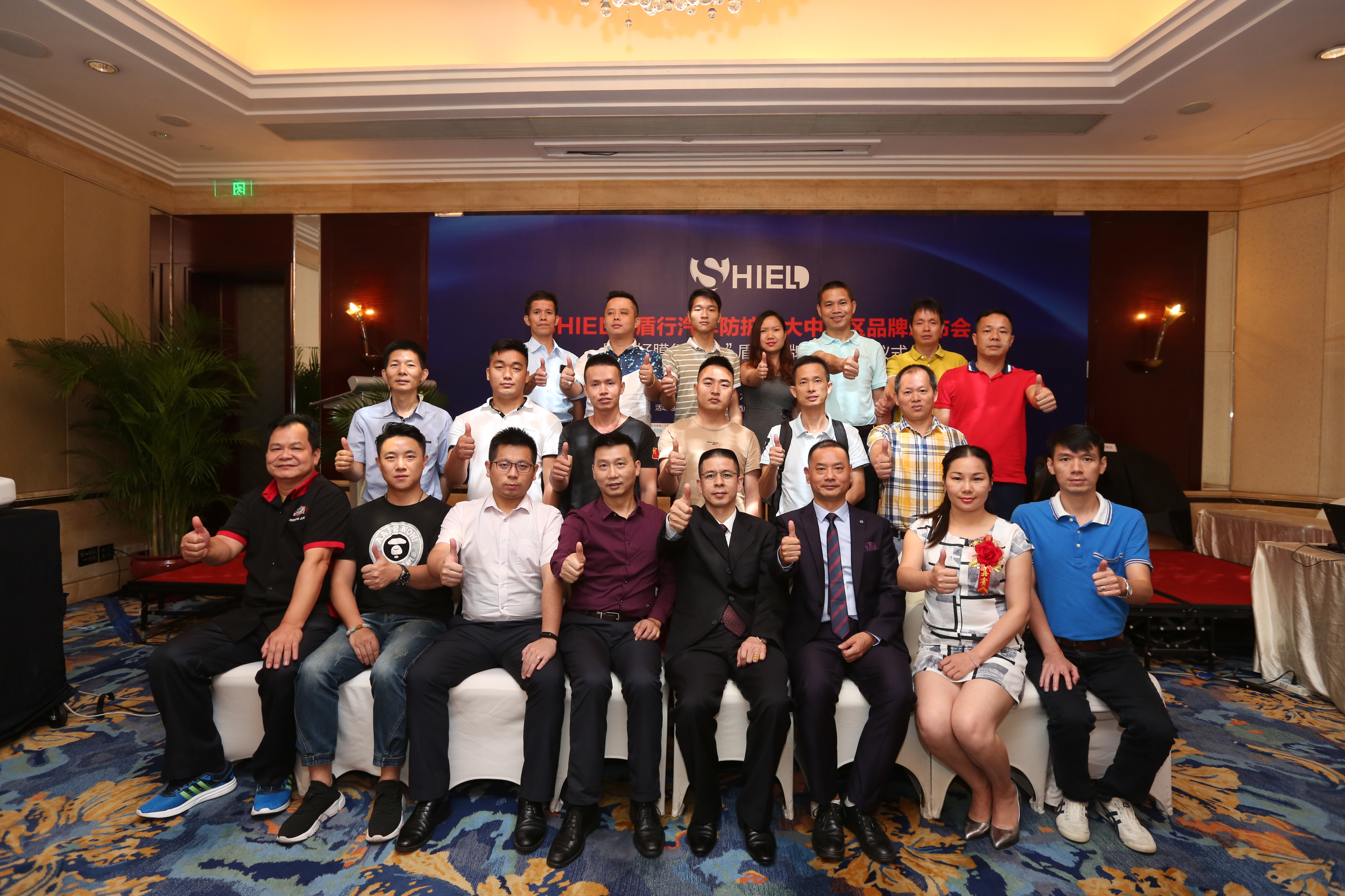 车主为爱车贴膜,车主选择汽车漆面保护膜