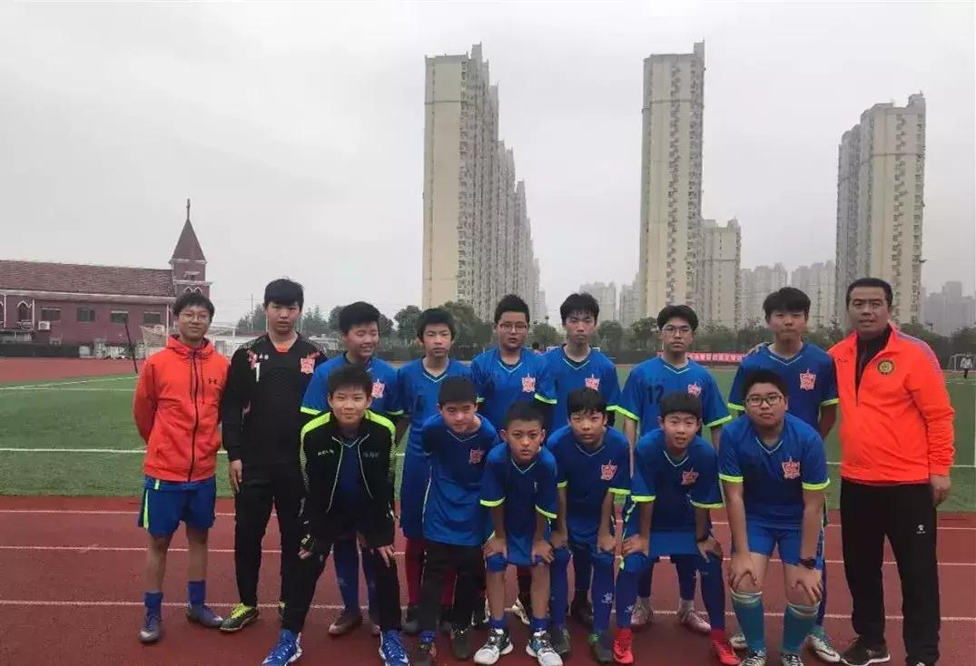 踢球真的没出路吗,足球如何才能称得上球王