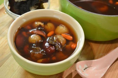 龙眼肉煲汤儿童,龙眼煮汤喝有什么好处