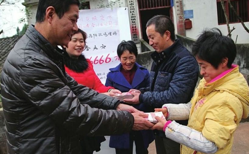 村干部不肯公开财务,村民该如何应对?手机就可以举报!