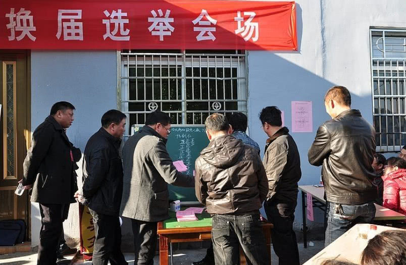 村干部不肯公开财务,村民该如何应对?手机就可以举报!