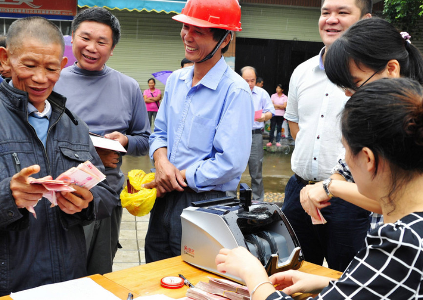 村干部不肯公开财务,村民该如何应对?手机就可以举报!