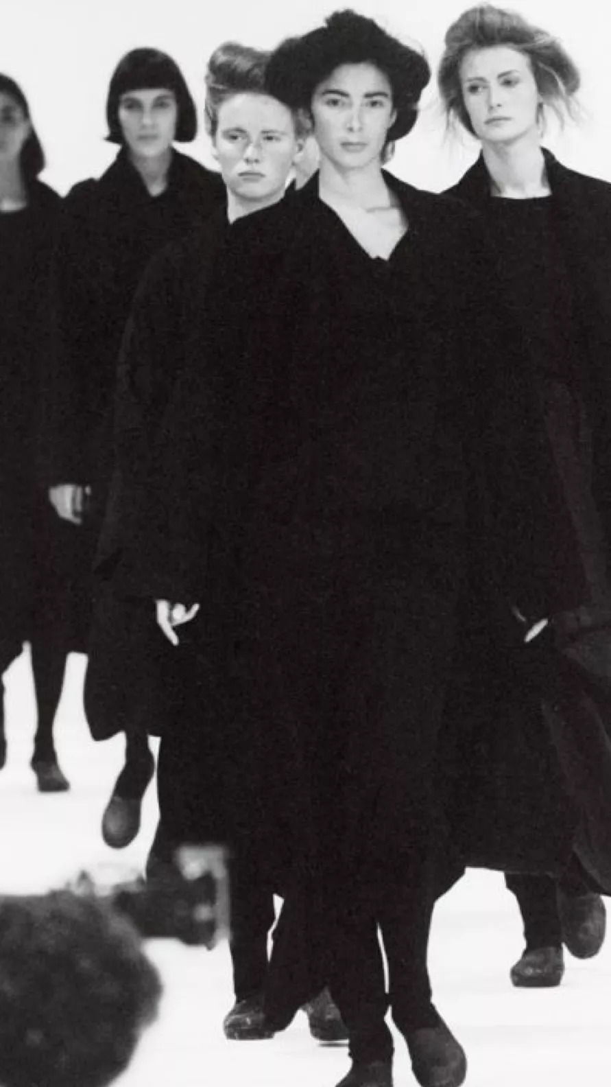 为了伸张女性的权利，整个时尚圈都“黑化”了