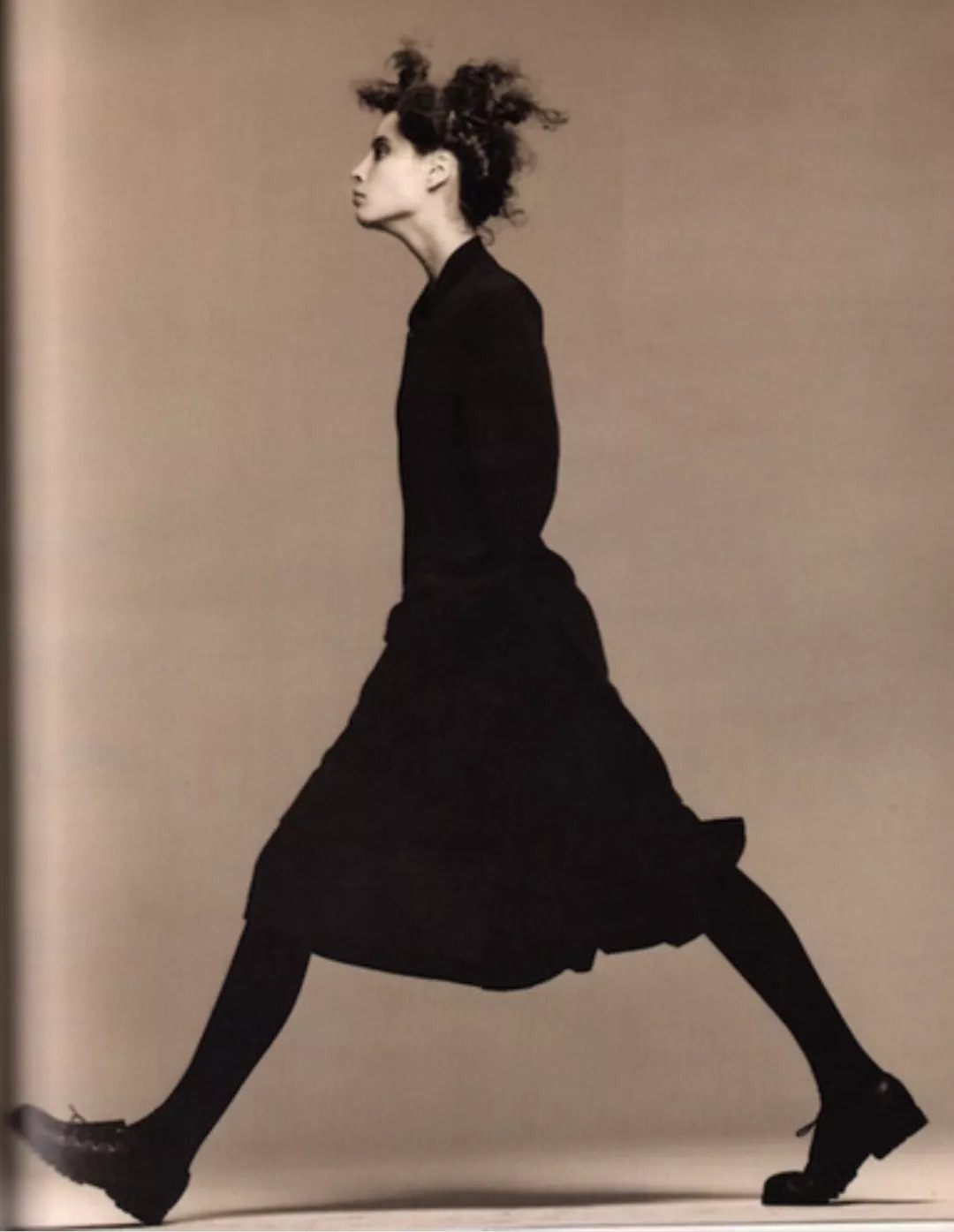 为了伸张女性的权利，整个时尚圈都“黑化”了