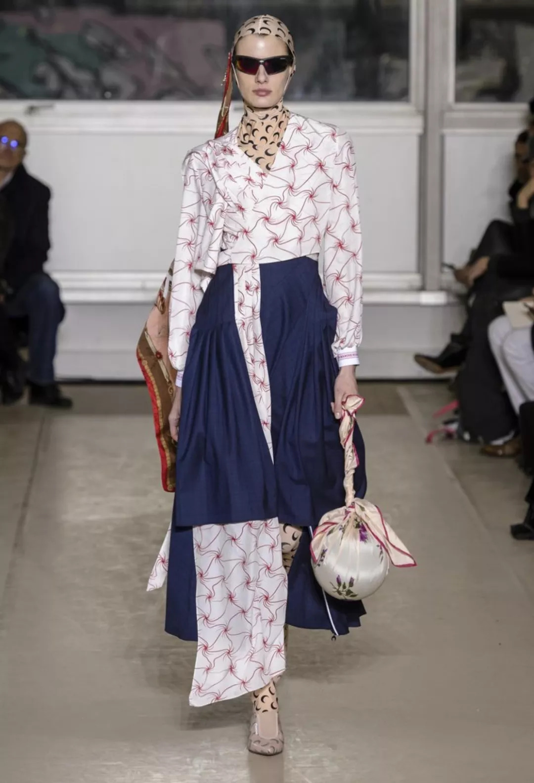 为了伸张女性的权利，整个时尚圈都“黑化”了