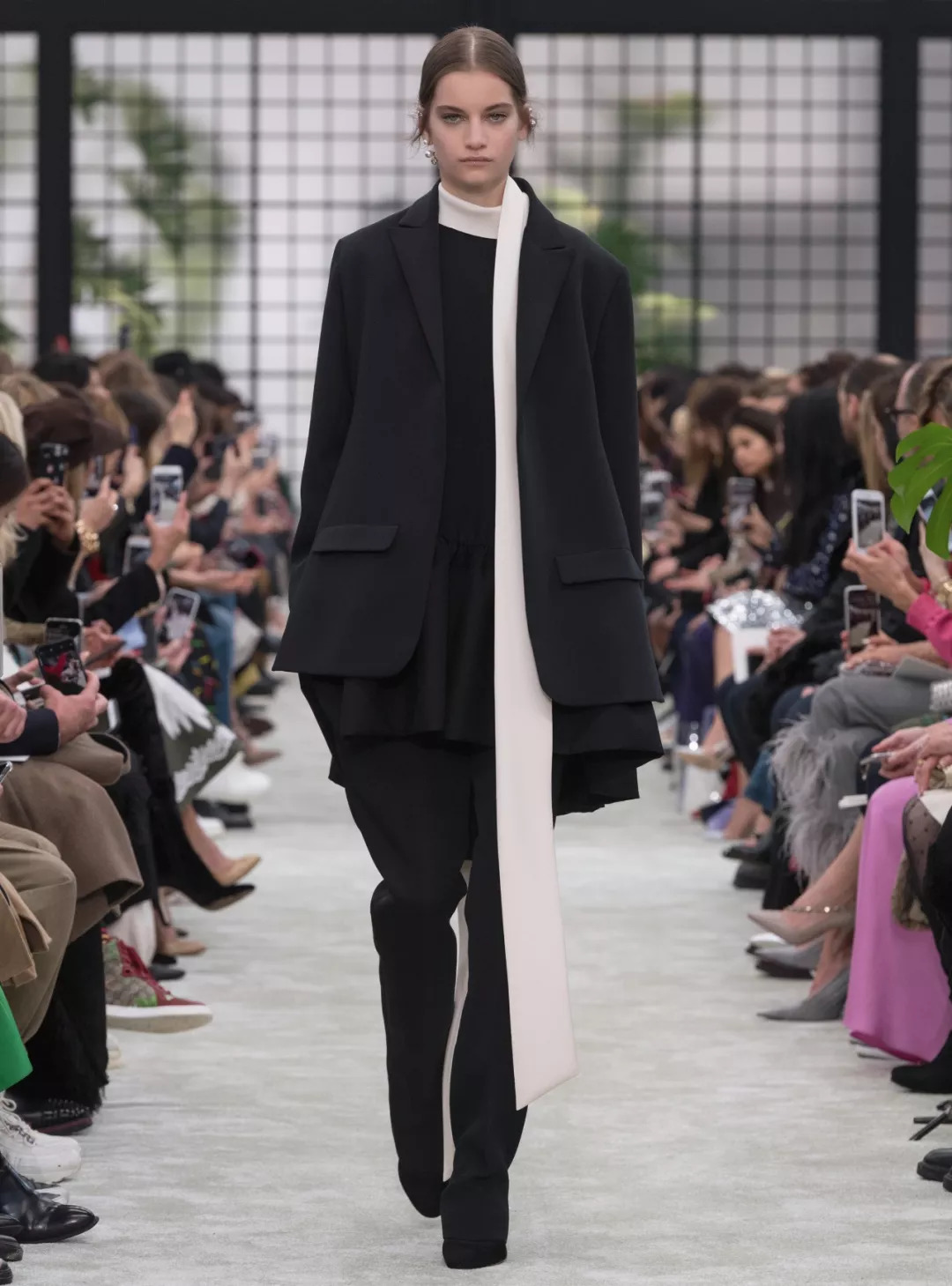 为了伸张女性的权利，整个时尚圈都“黑化”了