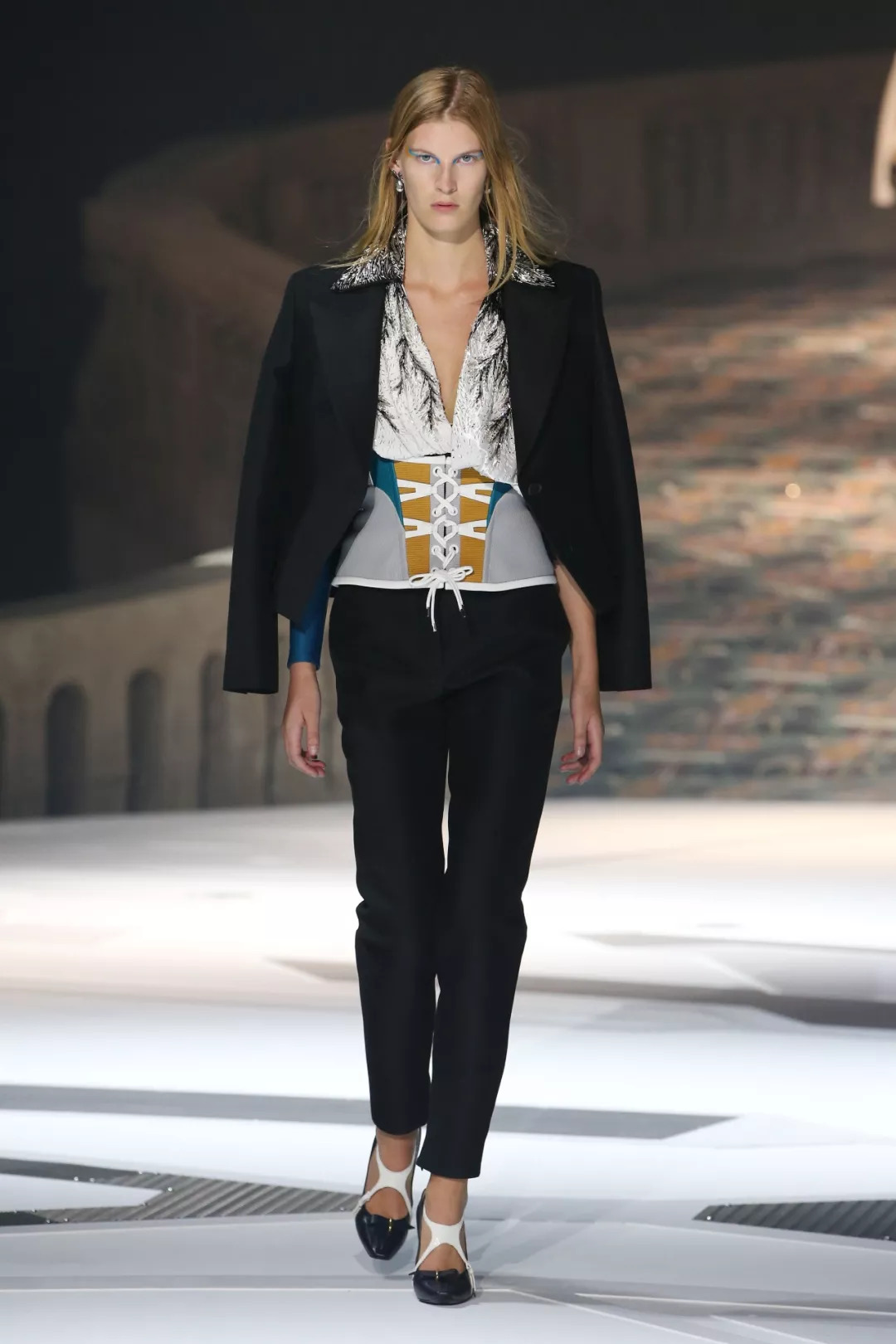 为了伸张女性的权利，整个时尚圈都“黑化”了