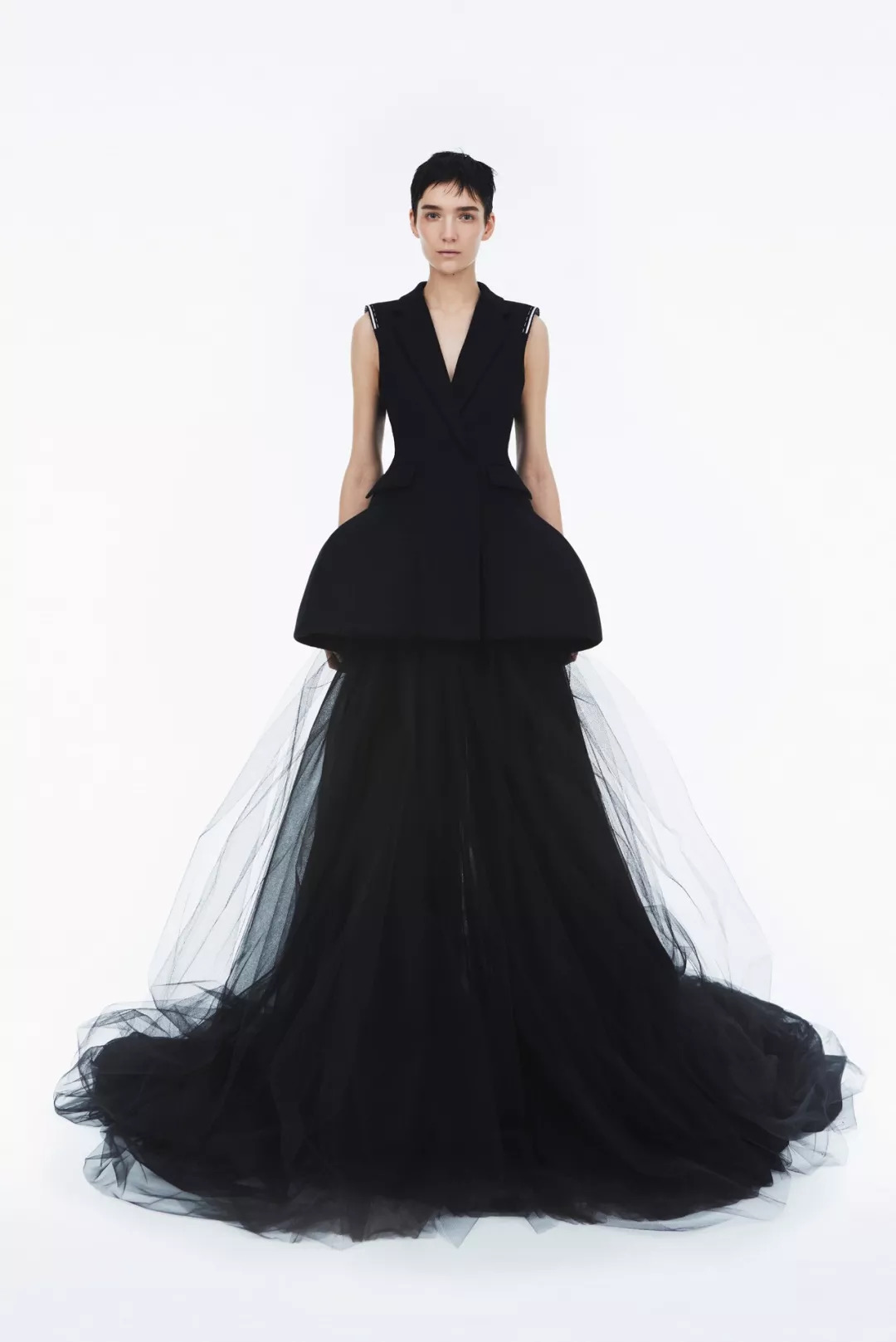 为了伸张女性的权利，整个时尚圈都“黑化”了