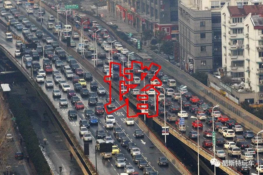 开门碰到隔壁车门磕掉一点漆,车门边缘开门碰掉漆怎么修复