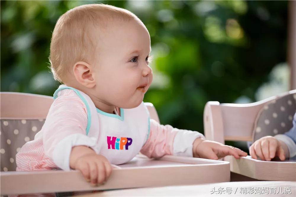 小孩吃饭含在嘴里不肯咽下怎么办,三岁宝宝吃饭老是含在嘴里怎么办