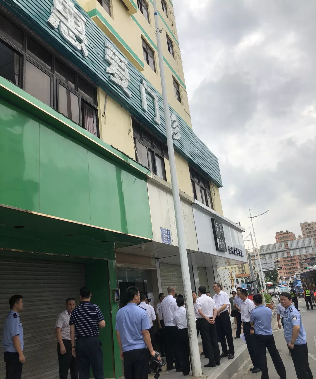 深圳女子从32楼跳下,深圳女子从29楼跳下