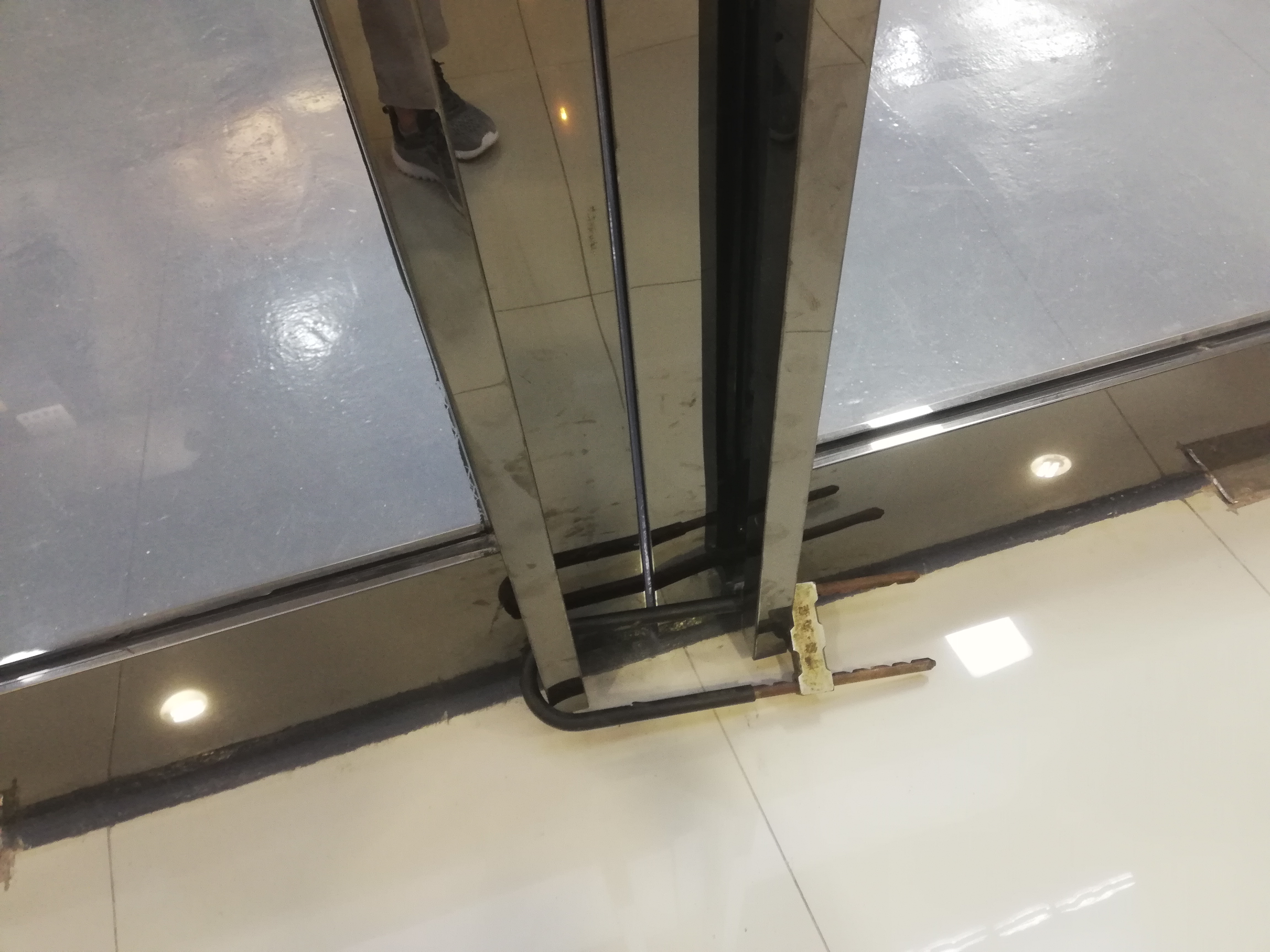 商户被锁门,商户被二房东锁门