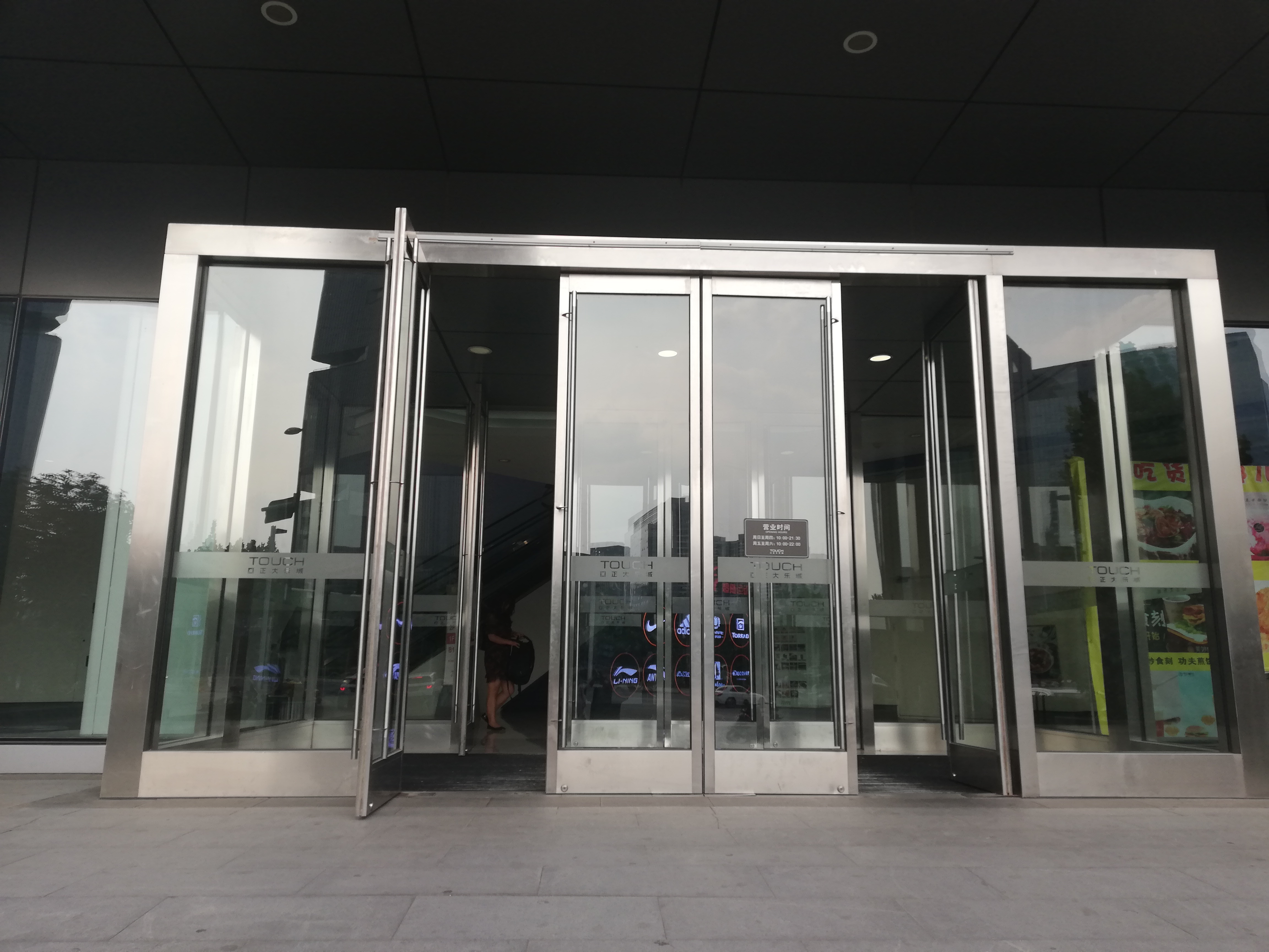 商户被锁门,商户被二房东锁门