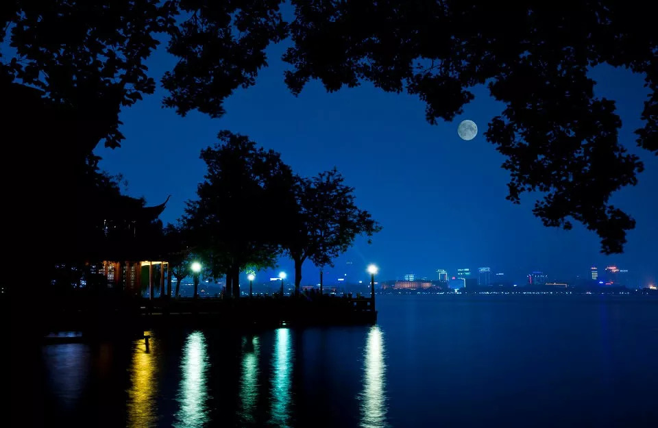 真正的枕西湖水而眠｜西子宾馆，全杭州离西湖最近的床