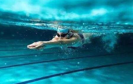 游泳教学初学者如何学习蝶泳,学游泳视频教程初学者入门技巧