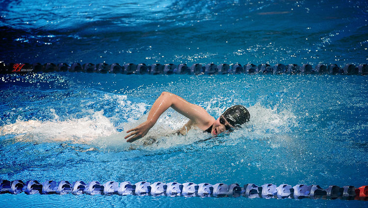 游泳教学初学者如何学习蝶泳,学游泳视频教程初学者入门技巧