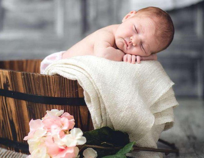 三个月宝宝晚上睡觉要叫醒夜奶吗,三个月宝宝睡整夜觉要叫醒喂奶吗