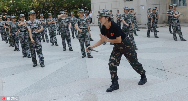 学生军训教官教防身术,军训防身