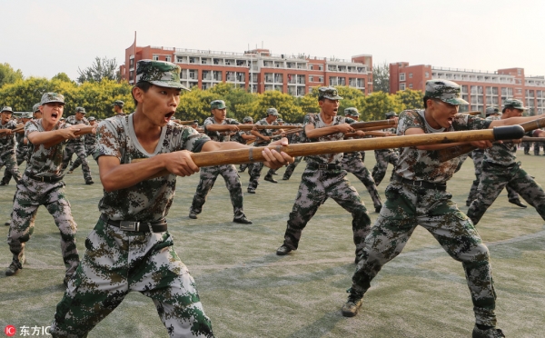 学生军训教官教防身术,军训防身