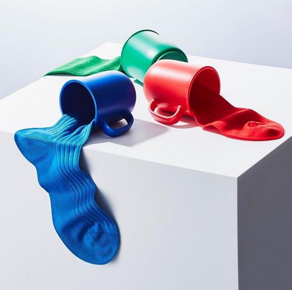 80岁仍旧“玩时尚”？一生一事，小小袜子做成大事业