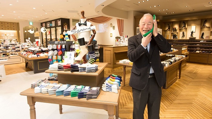 80岁仍旧“玩时尚”？一生一事，小小袜子做成大事业