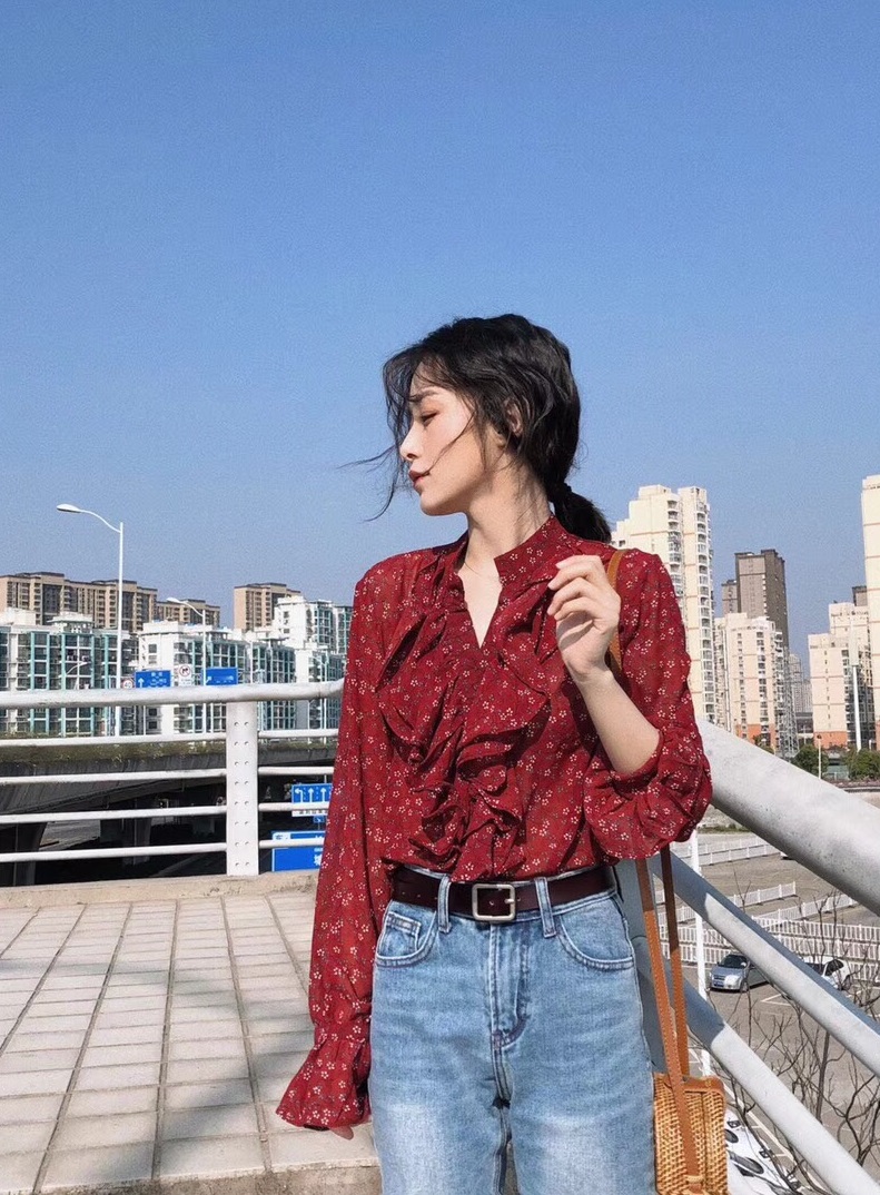 无袖荷叶边木耳领波点雪纺衫,独特别致荷叶边雪纺衫