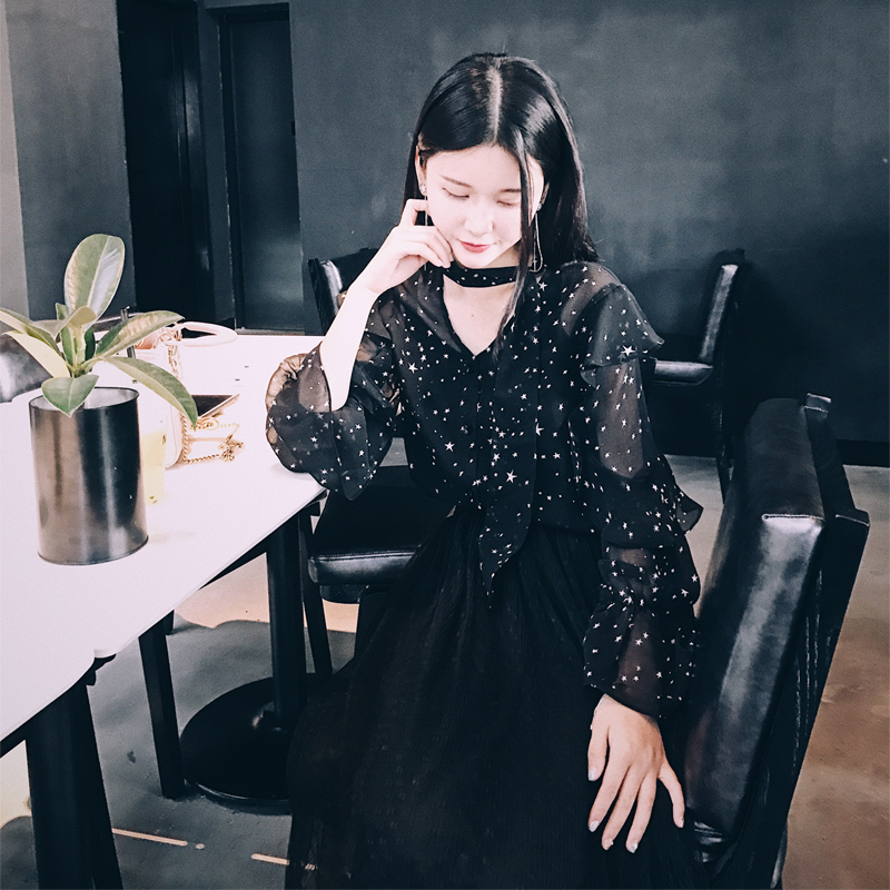 无袖荷叶边木耳领波点雪纺衫,独特别致荷叶边雪纺衫