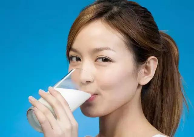 医生说这4类人不宜喝牛奶,原来有四类人不能喝牛奶