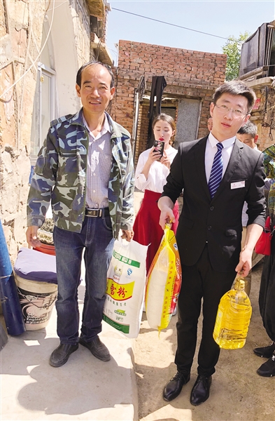 情系山区贫困学子帮扶助学显真情,情系贫困学子爱心企业冬日送温暖