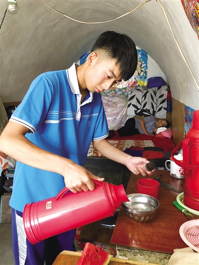 情系山区贫困学子帮扶助学显真情,情系贫困学子爱心企业冬日送温暖