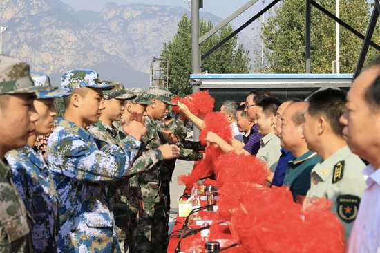 塔沟武校万人表演震撼国外,少林嵩山塔沟武校万人表演