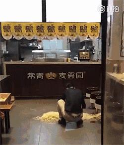 面馆老板在自己店里吃面被嘲讽,面馆员工在餐厅摆摊