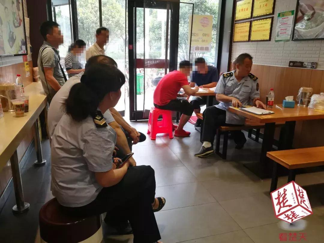 面馆老板在自己店里吃面被嘲讽,面馆员工在餐厅摆摊