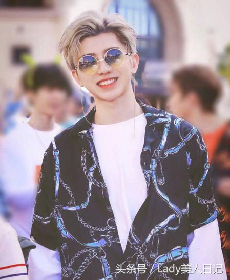 王源蓝色格子衬衫,王源王牌蓝色衬衫