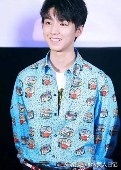 王源蓝色格子衬衫,王源王牌蓝色衬衫