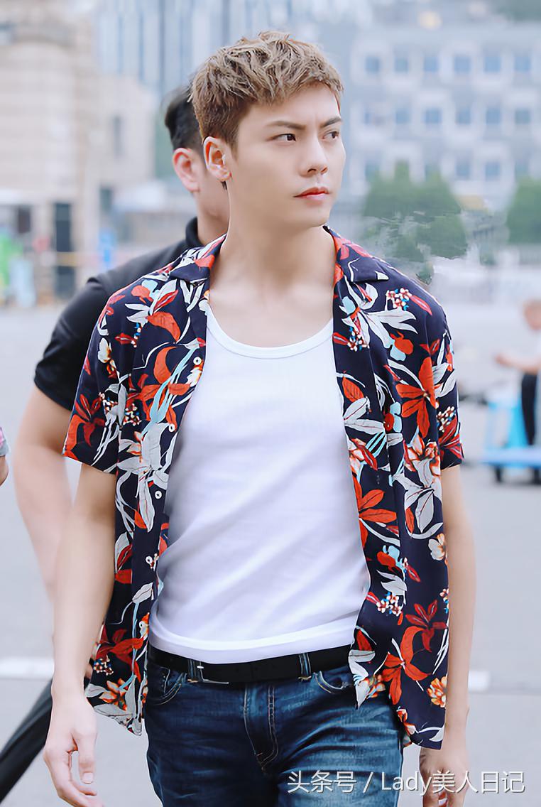 王源蓝色格子衬衫,王源王牌蓝色衬衫