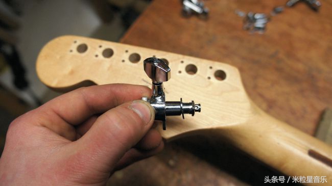 吉他调音把琴弦调断了怎么办,吉他如何更换琴弦并调音