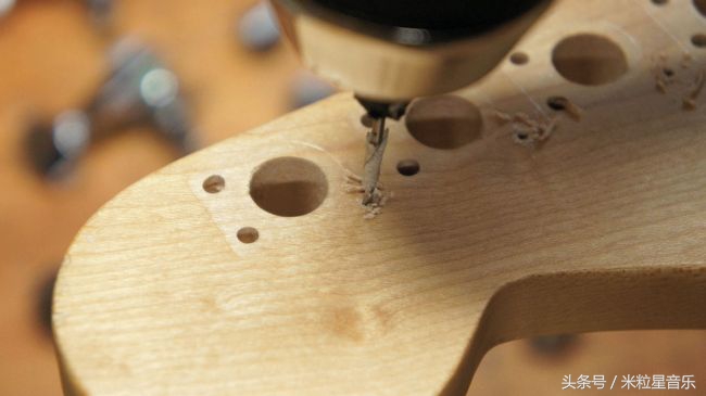 吉他调音把琴弦调断了怎么办,吉他如何更换琴弦并调音