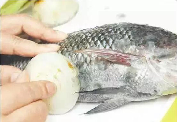 刮鱼鳞小妙招大全,鱼鳞不好刮怎么办