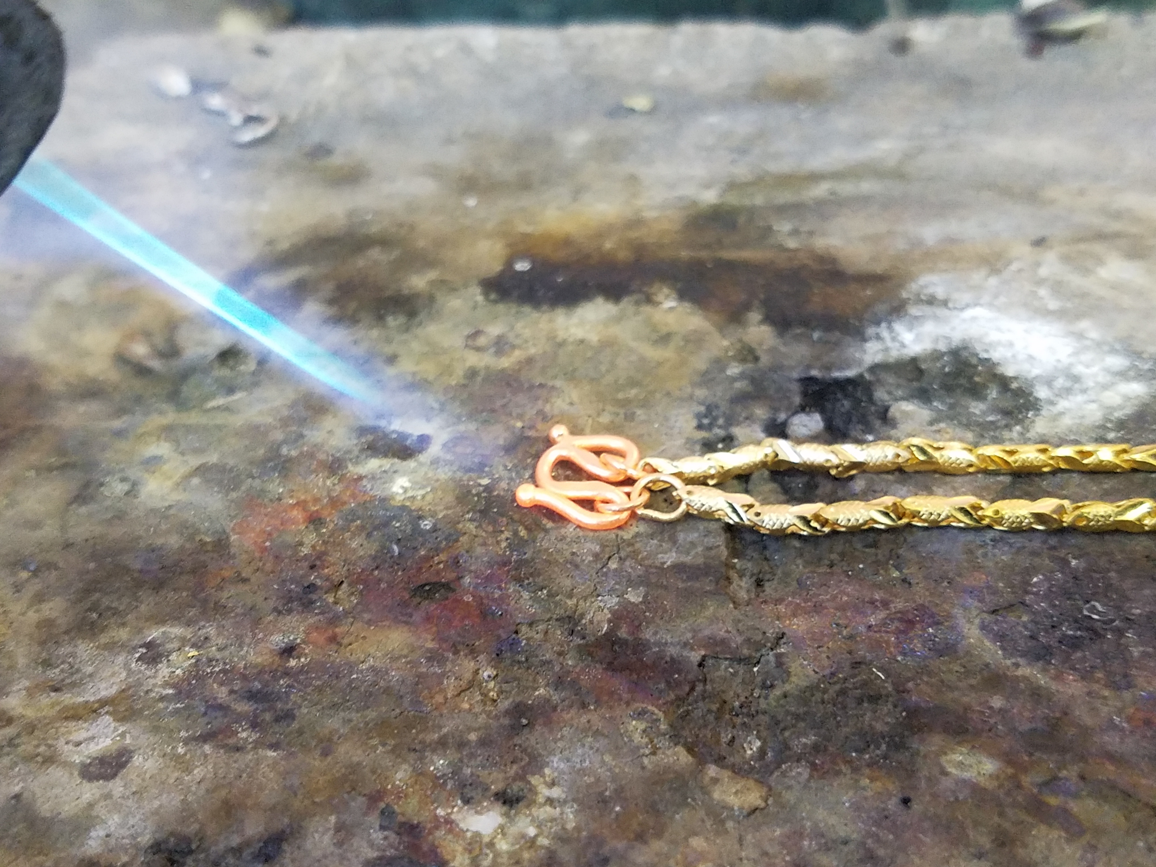 黄金手链戴着就打结了怎么解开,黄金项链挂钩断了怎么办