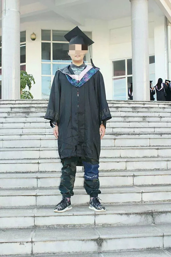 抑郁症女孩峨眉山跳崖,峨眉山一女孩跳崖自尽