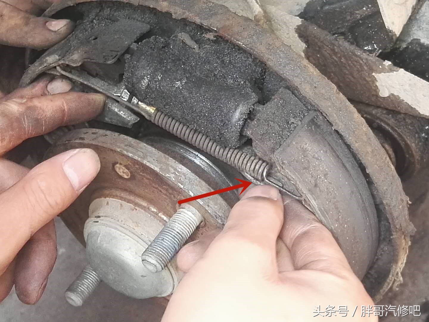 后轮刹车分泵漏油图片,鼓式刹车分泵漏油怎么关停