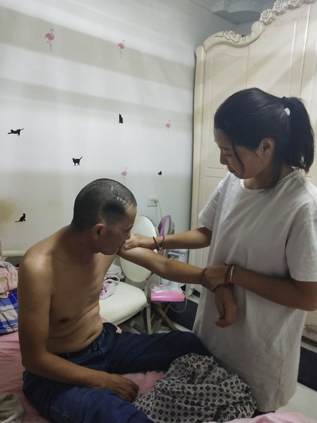 感动！凤台花季女大学生休学照顾父亲