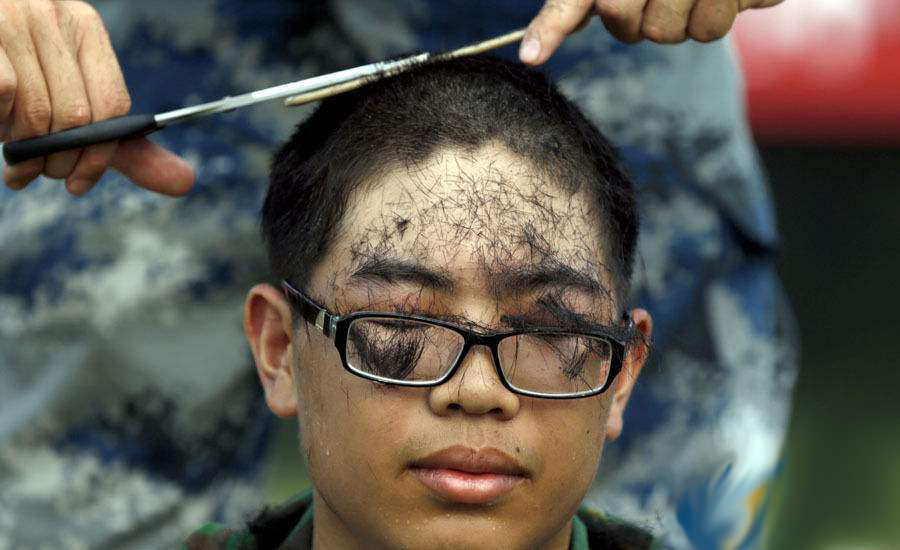 军训教官给女学生剪头发,军训不剪寸头怎么办