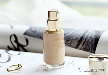 粉底液和bb霜区别与选择色号对比 (粉底液粉霜粉膏哪个更适合混油皮)