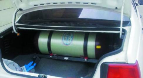 百万豪车油改气，车主：白天不敢进加油站，只能半晚偷偷的去