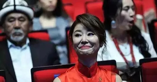 别低头肩颈会痛,低头颈纹很明显