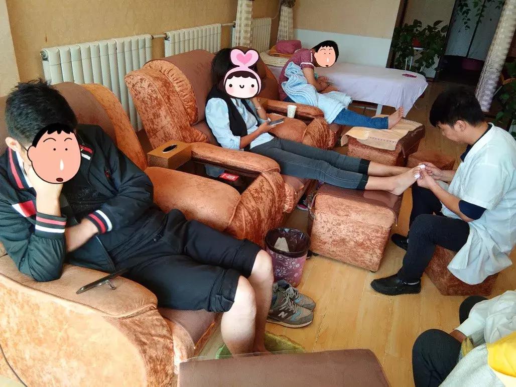 大家注意啦，白银这个姓张的修脚师傅“有几手”！