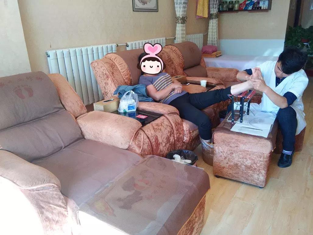 大家注意啦，白银这个姓张的修脚师傅“有几手”！