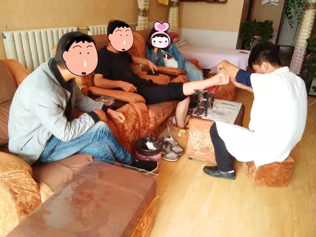 大家注意啦，白银这个姓张的修脚师傅“有几手”！